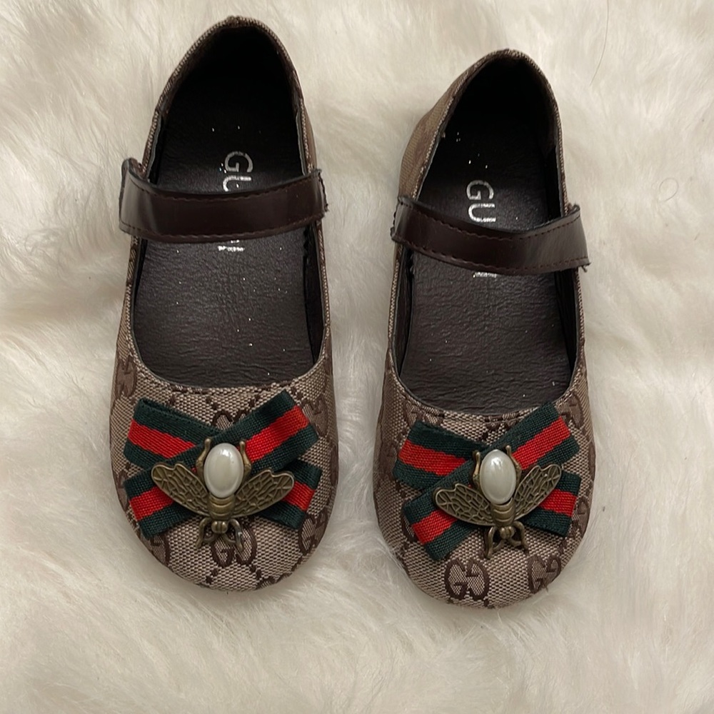 Gigi girls dress shoes with Velcro closure size 12